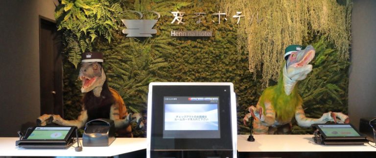 Robôs dinossauros na recepção do hotel em Tokyo