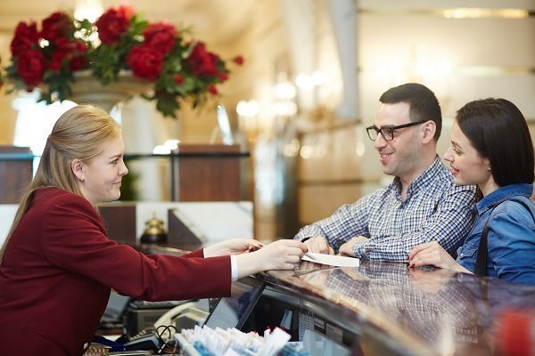 hotel-direct-bookings - Travelers on reception
